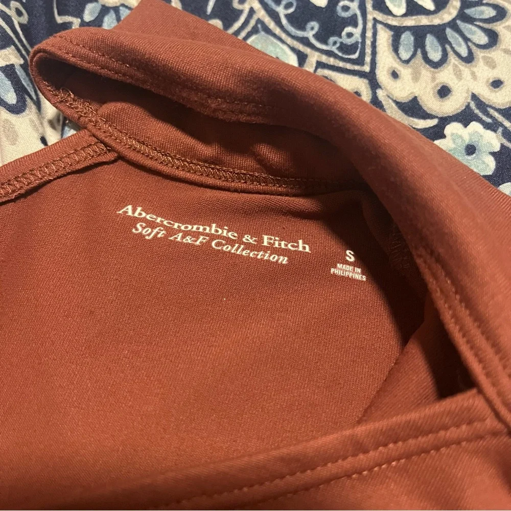 EUC Abercrombie & Fitch Long-Sleeve Seamless Fabric Asymmetrical Cutout Top -S - Picture 7 of 7